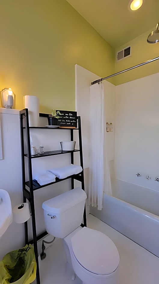 The Kings Throne Inn and Guest House