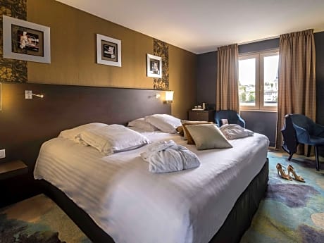Superior room with king-size bed and river view