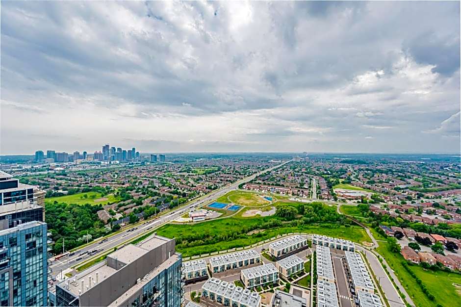 Amazing 3 Bed 4 Bath Penthouse with Roof Top Terrace close to Airport