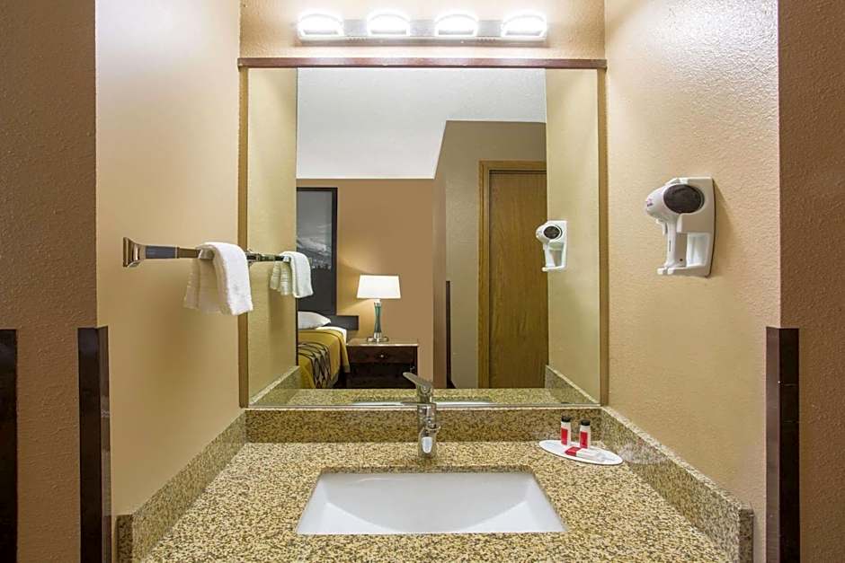 Super 8 by Wyndham Baker City