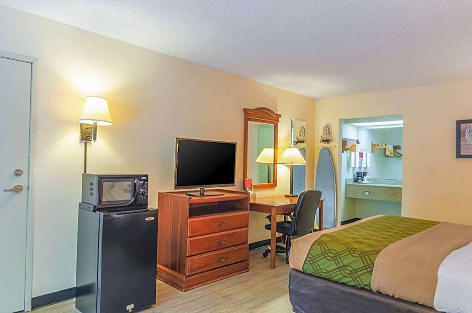 Econo Lodge Inn & Suites Gulfport