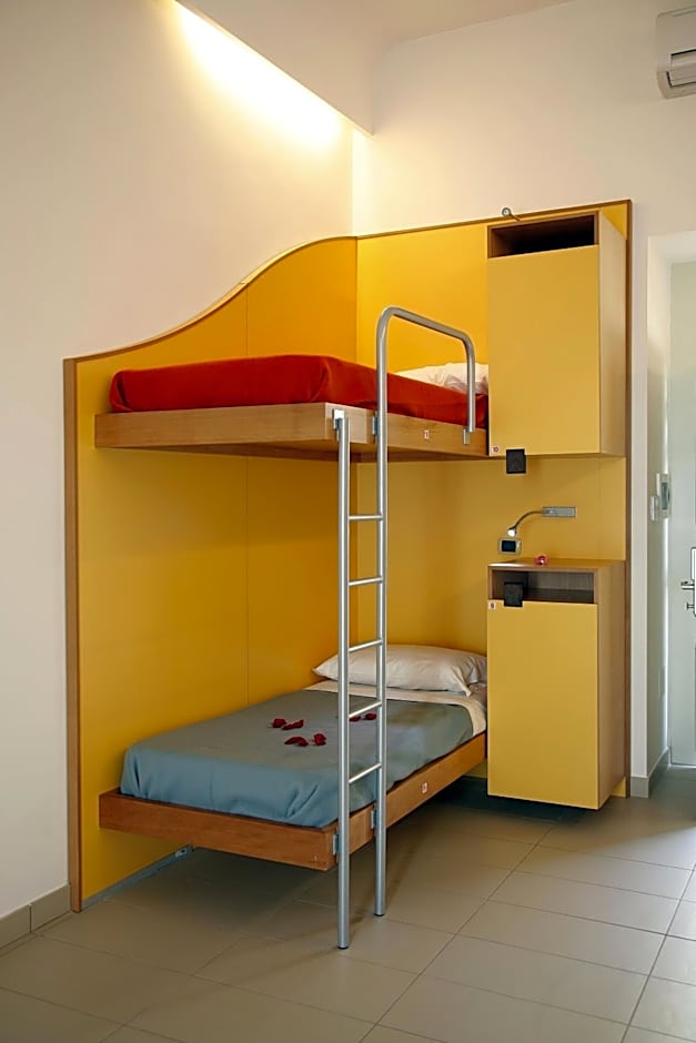 Seven Hostel & Rooms