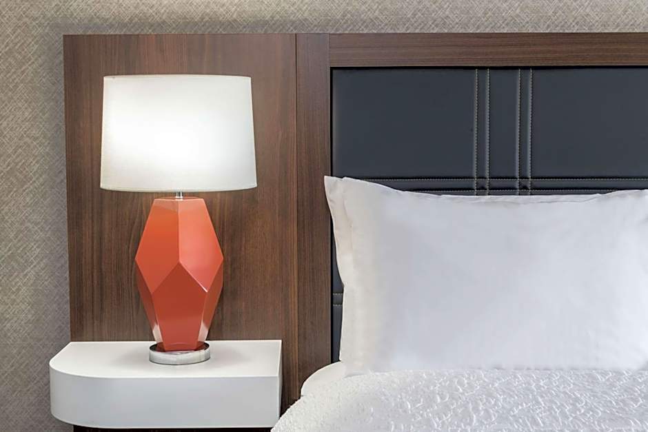 Hampton Inn By Hilton & Suites Fort Wayne Downtown