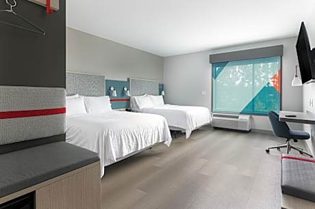 Standard Queen Room with Two Queen Beds and Mobility Accessible Tub