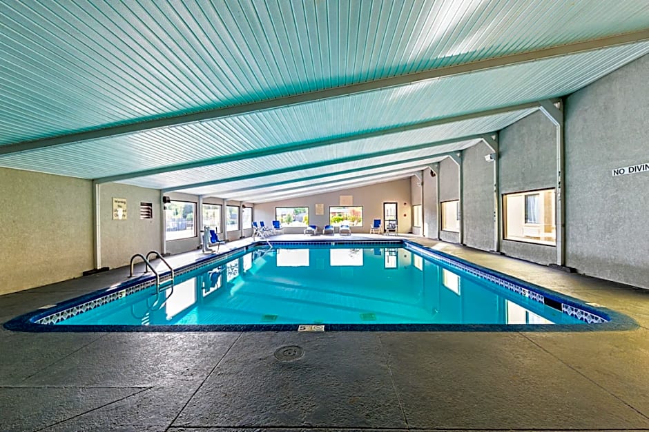 Clarion Inn & Suites Near Downtown