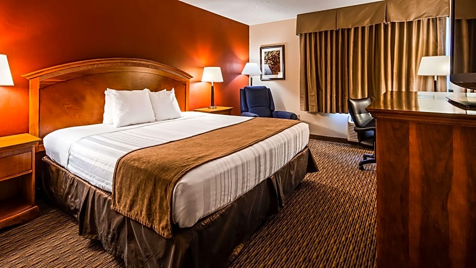 Photo 1 of 7 of 1 King Bed, Whirlpool