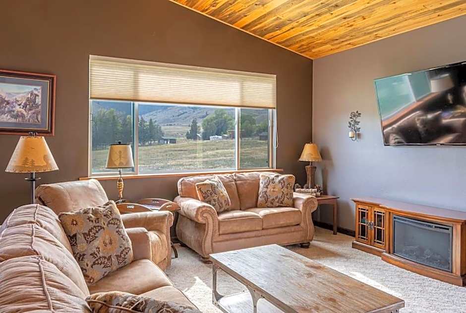 Bison Lodge - Lg Home - 2 bedrooms - less than 5 miles to Yellowstone North Entrance, Sleeps up to 8