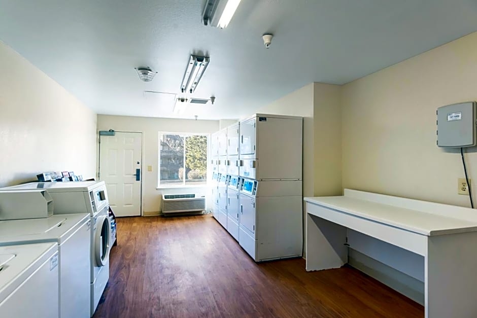 HomeTowne Studios by Red Roof Colorado Springs - Airport