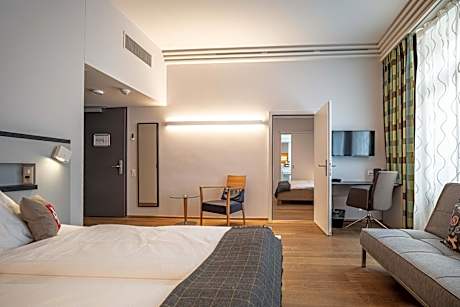 Quintuple Room