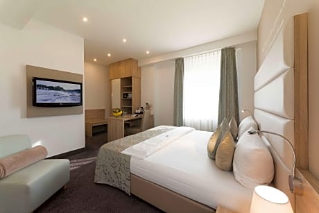 Suite-1 Double Bed, Two Rooms, 33 Square Meters, Modern Design, Quiet Location, Cozy Sitting Corner,
