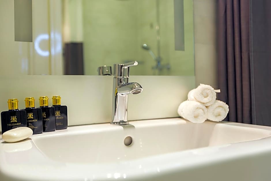 Amsterdam Canal Hotel