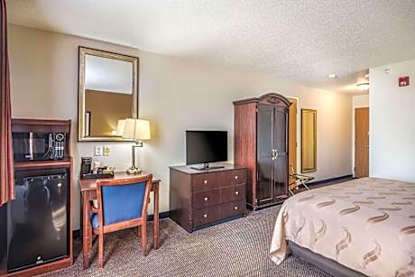 1 King Bed, Nonsmoking, Accessible