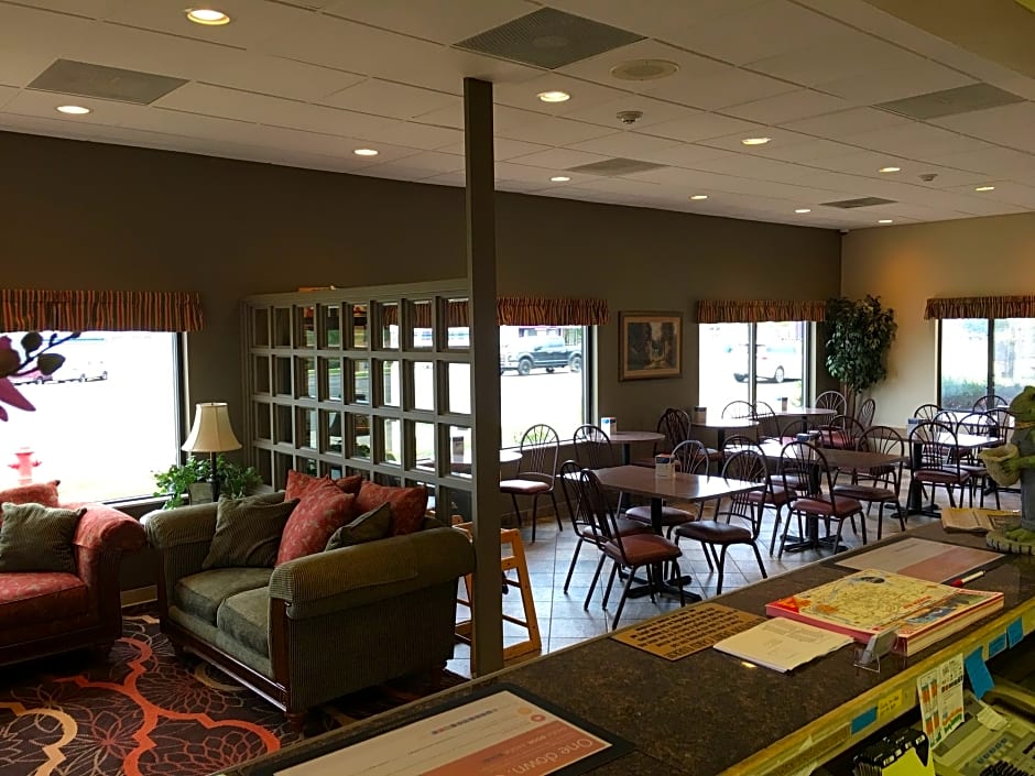 Econo Lodge Inn & Suites Branson Shepherd of the Hills Expy