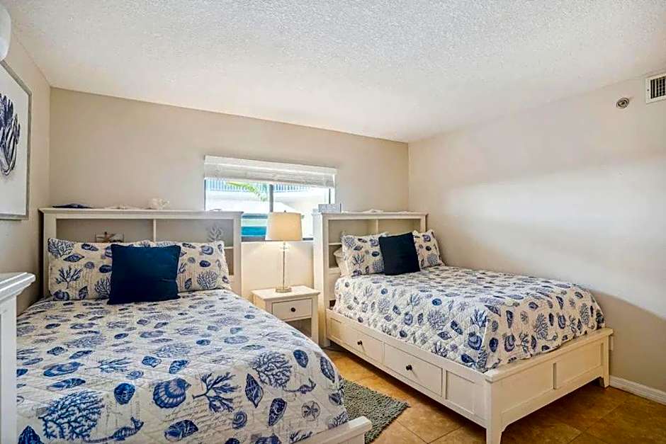 Beach Palms- Unit 102