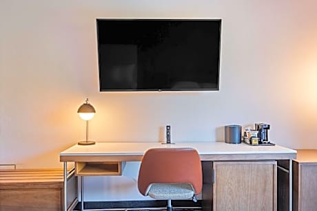 Executive Guestroom King with Roll-In Shower - Mobility Accessible