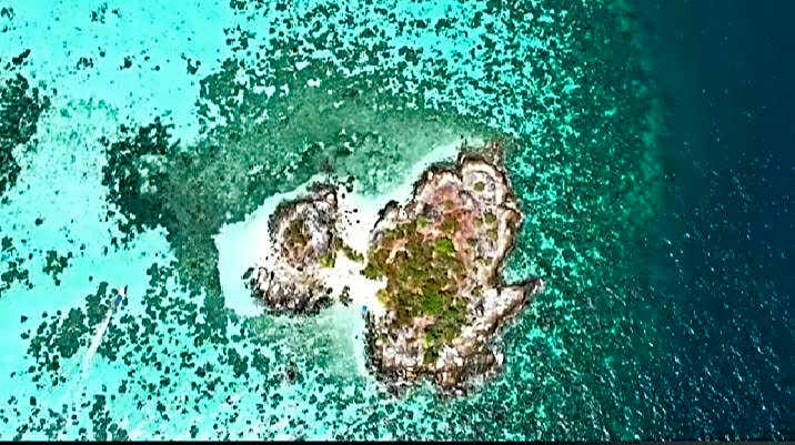 DAYA Beach, Lipe local