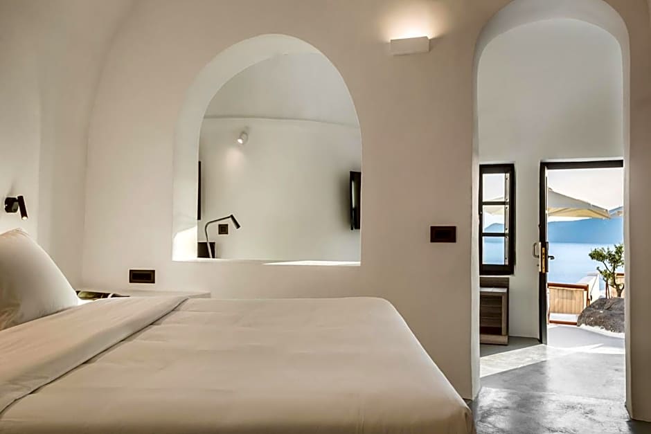 Sun Rocks Boutique Hotel - Caldera View Suites & Sunset Dining Experience