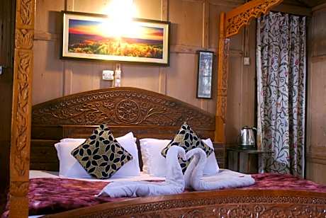 Young Shahzada Group of Houseboats