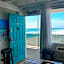 COUPLES GETAWAY, HONEYMOON SWEET, Perfectly Cozy Beach Front Condo with kitchen, pool, free parking,CHECK-IN AT DOOR