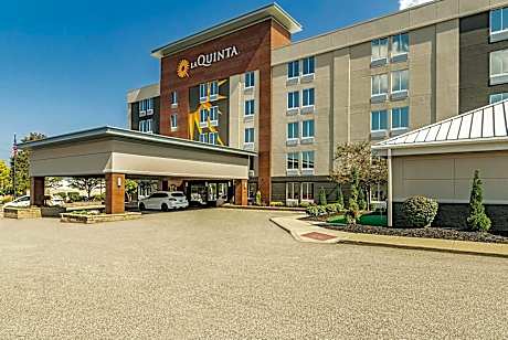 La Quinta Inn & Suites by Wyndham Cleveland Airport West