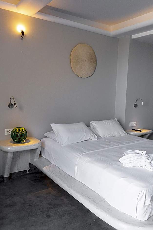 Demilmar Luxury Suites – Perissa, UT