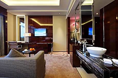 Deluxe 1 King Bed Non-Smoking Room
