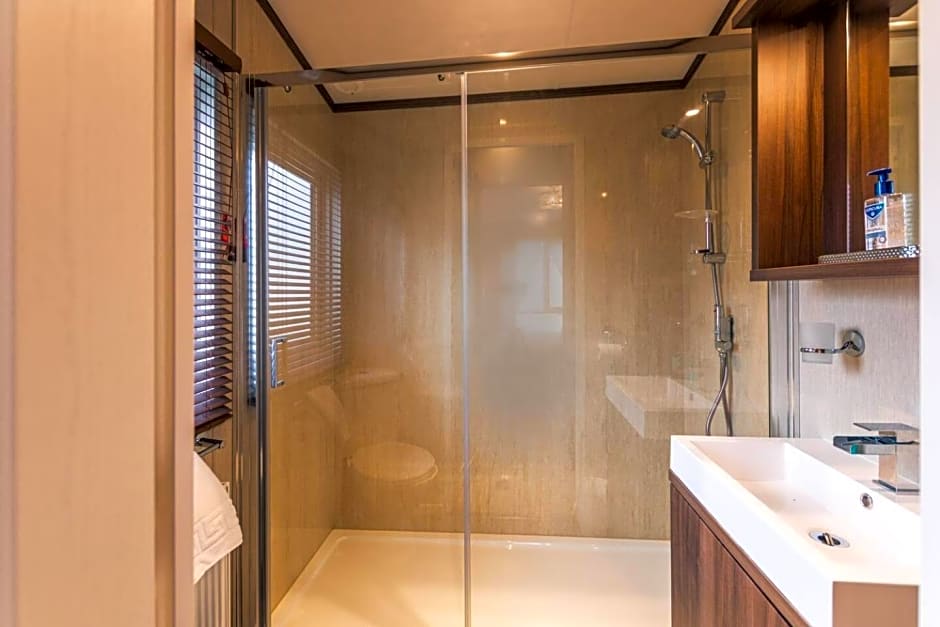 Lakeside Gem with Hot Tub