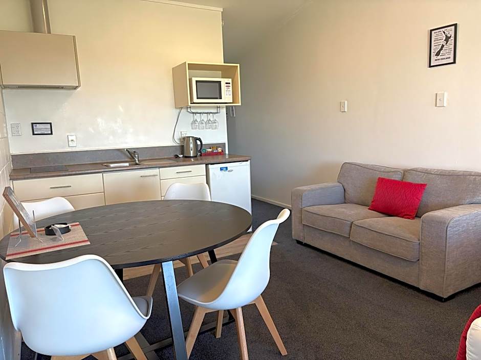 Baileys At The Beach Motel