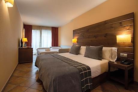 Quadruple Room (2 Adults + 2 Children)