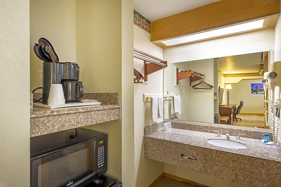 Three Rivers Executive Inn & Suites By OYO
