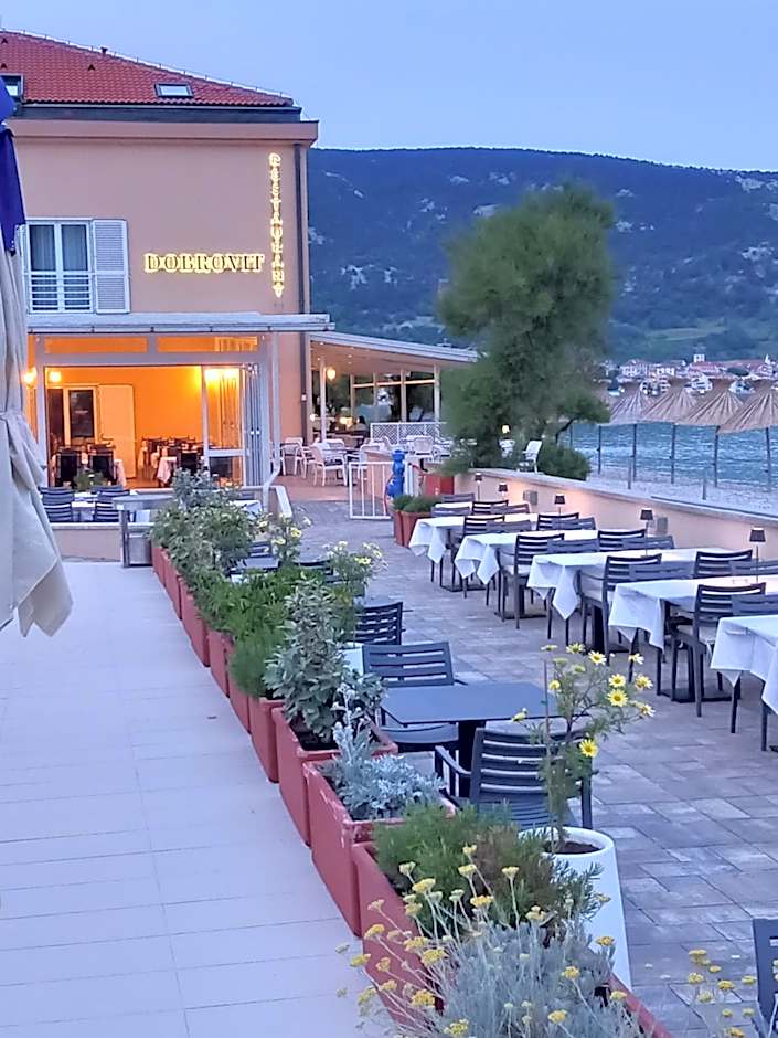 Hotel Dobrovit