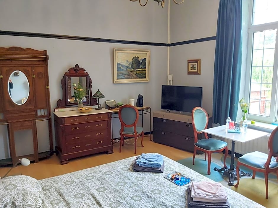 Château Lambert Moulinsart Hotel, shuttle airport, long term parking, snooker, large terrasse, dinner, breakfast