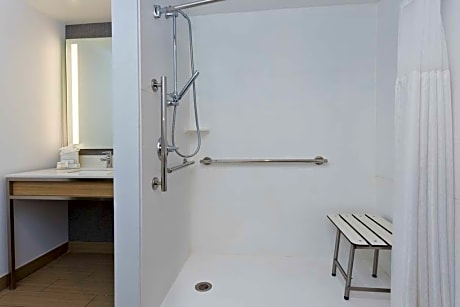 2 Queen Mobility/Hearing Accessible Ri Shwr