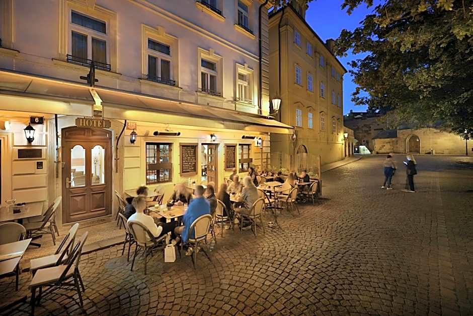 Hotel At the Golden Scissors