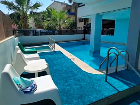 Central and Cozy Hotel Room near Popular Attractions in Kusadasi