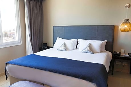 1 King Bed Street View Suite Non-Smoking