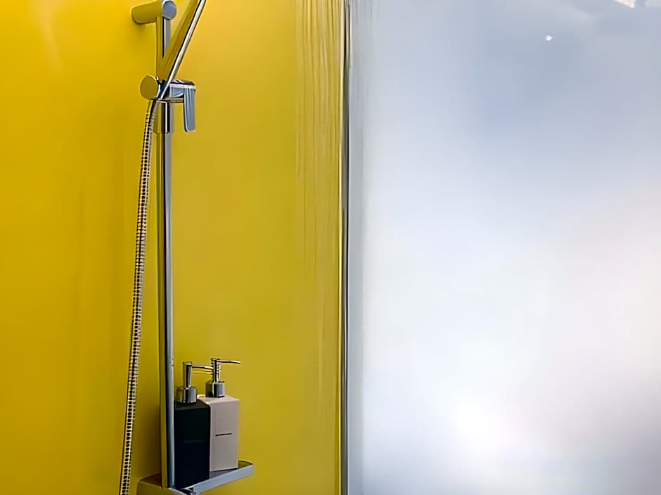 YELLO ROOMS Victory Monument