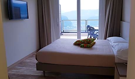 Deluxe Double or Twin Room with Lake View