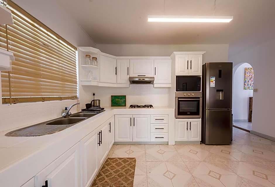 Cosy private bungalow pool 5 mins to beach