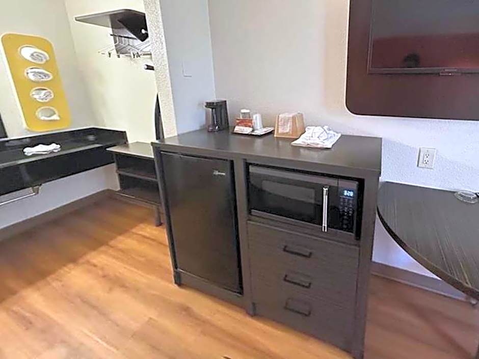 Studio 6 Suites - Riverside, CA South