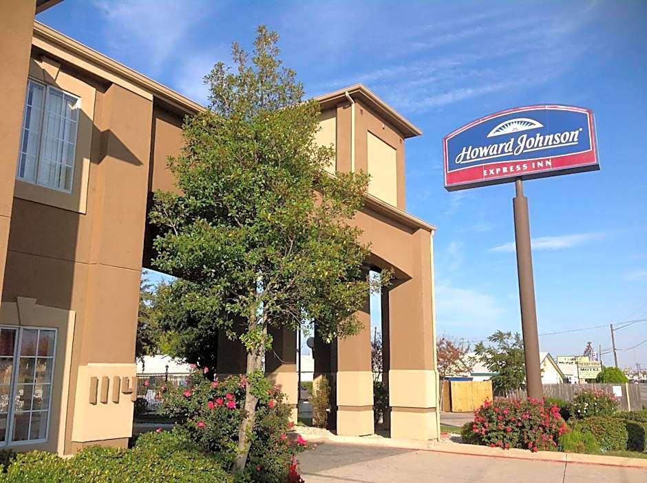 Howard Johnson by Wyndham Grand Prairie Near Lone Star Park