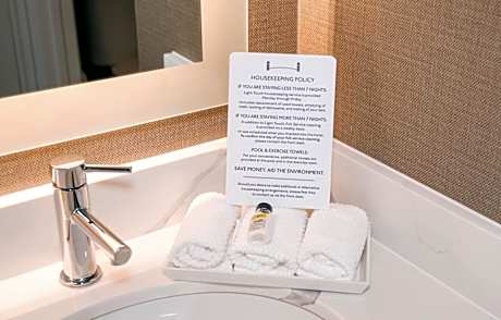 Queen Room - Mobility Access Roll in Shower/Non-Smoking