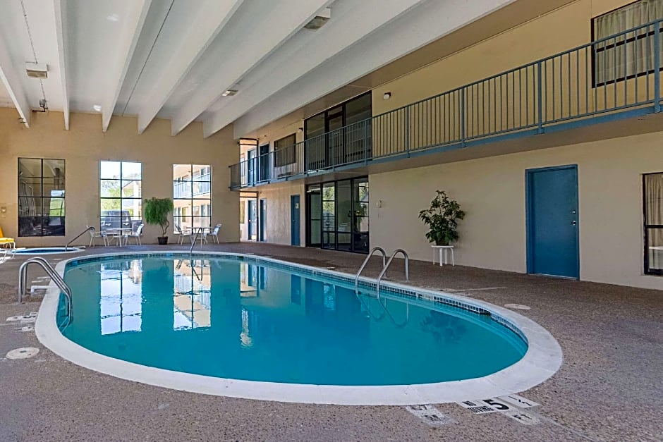 Econo Lodge Inn & Suites Bentonville - Rodgers