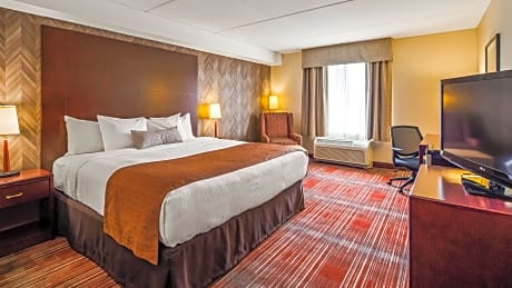 1 King Mobility Accessible Roll In Shower Desk Refrigerator Wi-Fi Non-Smoking Full Breakfast