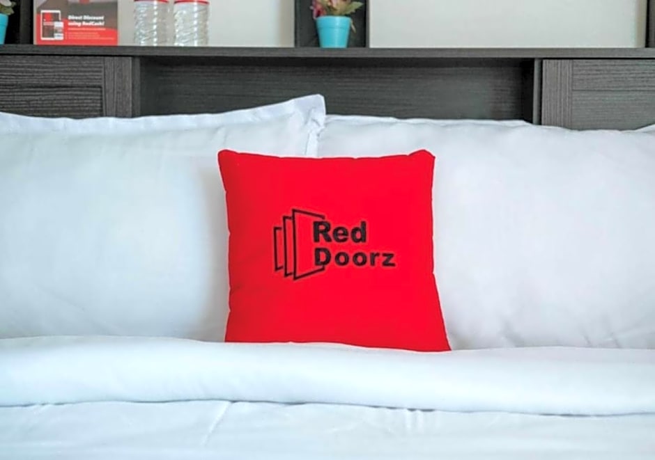 RedDoorz @ EFA Transient Inn Vigan