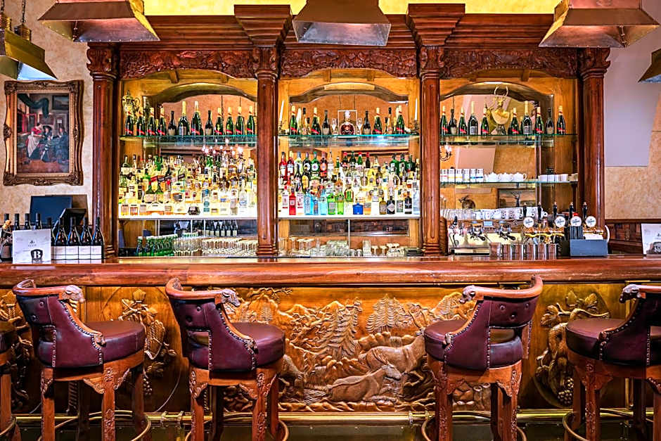 Iron Gate Hotel & Suites