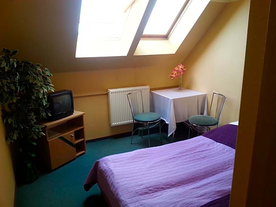 Max na terenie stacji MOL