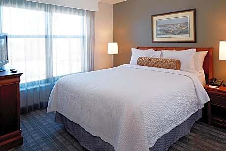 Suite, 2 Bedrooms (Mobility/Hearing Access, Roll-In Shwr) (2 Double Beds)