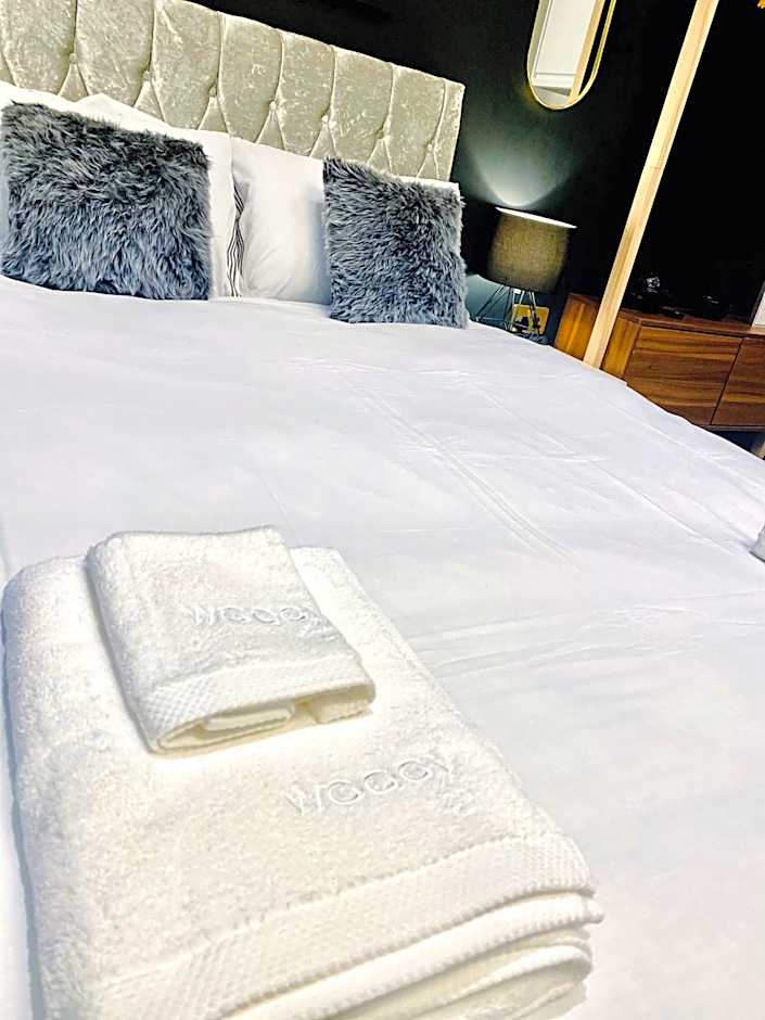 Duke and Duchess Apartments and Rooms - Private in Room Hot Tub Suites