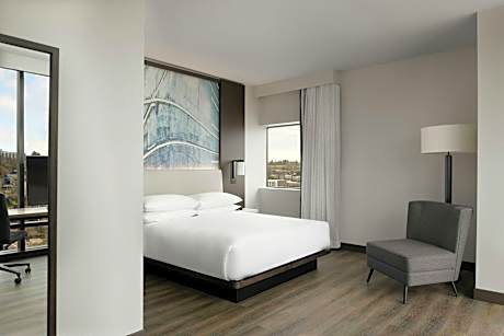 Deluxe Guest room, 1 King, Corner room